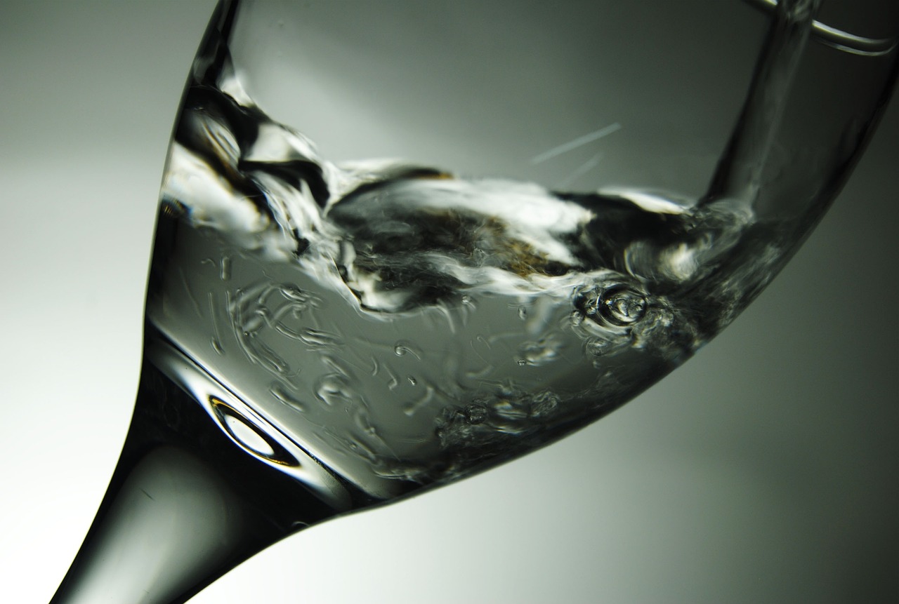 Energetisiertes Wasser aus dem Glas trinken